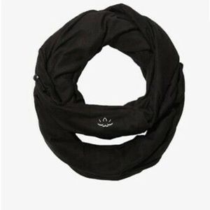 NWT Beyond Yoga Hidden Pocket Infinity Scarf